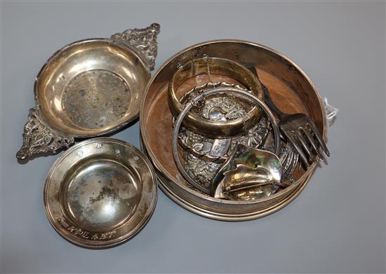 A silver bottle coaster, silver tea strainer and pin dish, four silver spirit labels, a plated label and sundry silver jewellery etc.